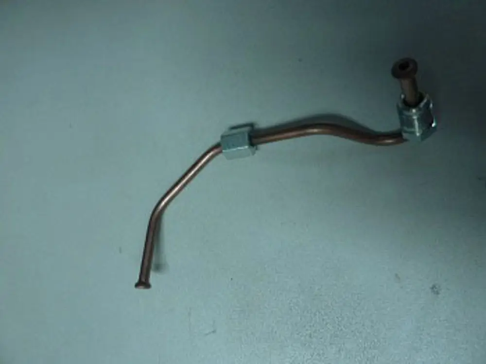 Remeha Druckleitung aus Kupfer mit eigenständiger Biegung und Anschlussstück, geeignet für Anwendung in Pumpensystemen.